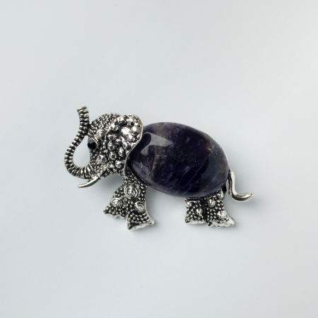 Broșe - Brosa pandant metalica argintie, elefant cu trompa in sus si corp din ametist