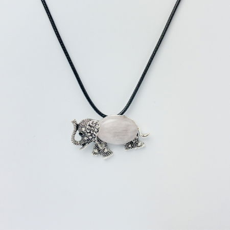 Brosa pandant metalica argintie, elefant cu trompa in sus si corp din cuart roz [1]