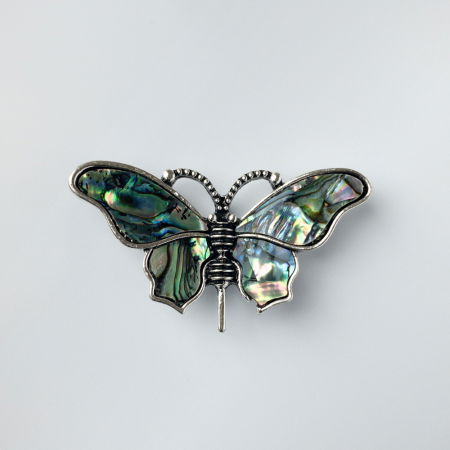 Broșe - Brosa pandant metalica argintie, fluture cu aripi din paua shell naturala