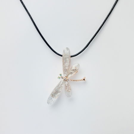 Brosa pandant metalica aurie, libelula fina cu aripi  fatetate si translucide [1]