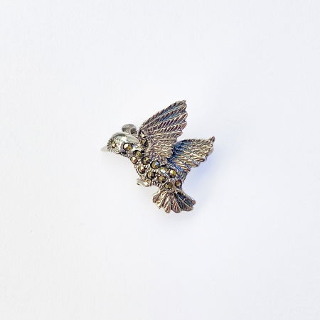 Brosa pasare colibri din argint 925 cu pietre foarte fine de marcasite, simbol al purităţii şi al iubirii [6]