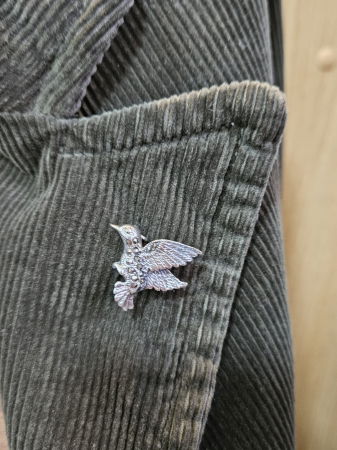 Brosa pasare colibri din argint 925 cu pietre foarte fine de marcasite, simbol al purităţii şi al iubirii [3]