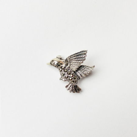 BIJUTERII - Brosa pasare colibri din argint 925 cu pietre foarte fine de marcasite, simbol al purităţii şi al iubirii