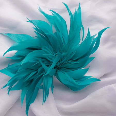 Brosa puf pene turcoaz cu diametru de 20 cm, cu clips pentru par