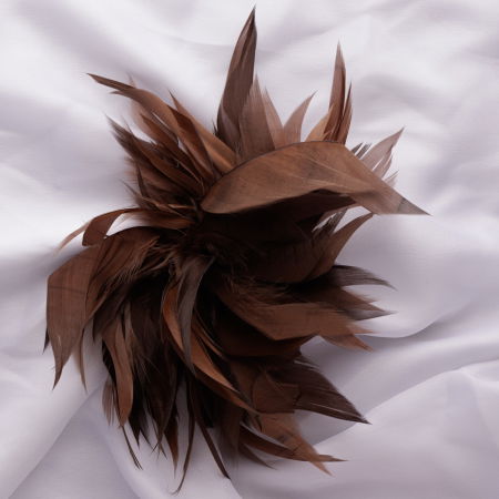 Broșe - Brosa puf pene maro deschis cu diametru de 17 cm, cu clips pentru par