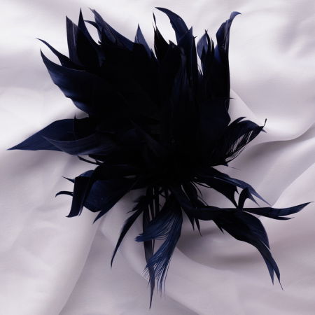 Brosa puf pene bleumarin cu diametru de 20 cm, cu clips pentru par