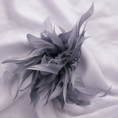 Broșe - Brosa puf pene gri deschis cu diametru de 20 cm, cu clips pentru par