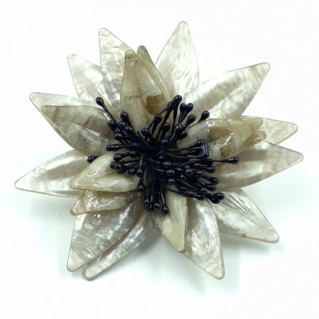 Bijuterii Fashion - Brosa statement florala din rasina grej si stamine negre