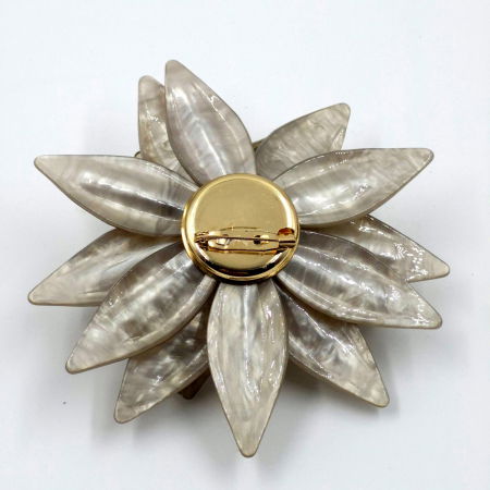 Brosa statement florala din rasina grej si stamine negre [1]