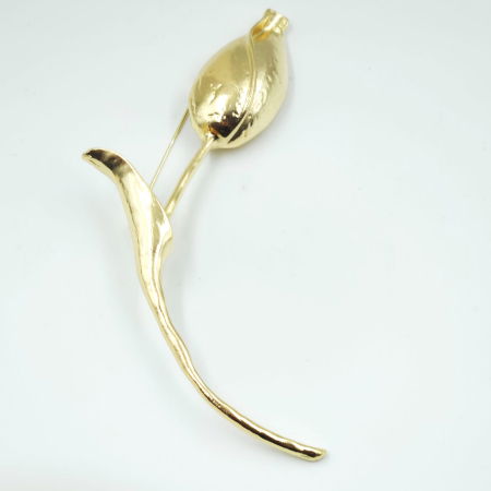 Broșe - Brosa statement lalea imbobocita, forma stilizata din metal auriu