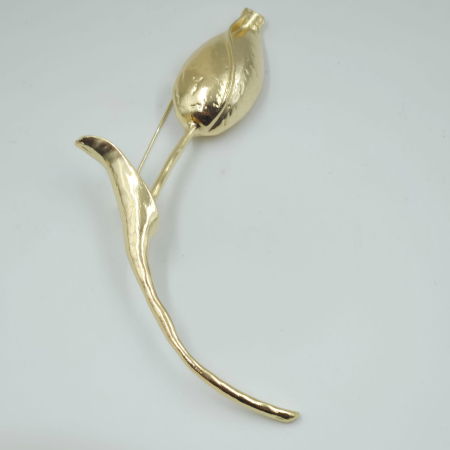 Brosa statement lalea imbobocita, forma stilizata din metal auriu [2]