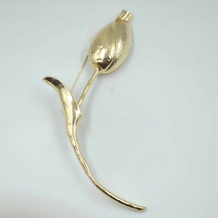 Brosa statement lalea imbobocita, forma stilizata din metal auriu [4]