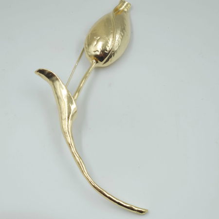 Brosa statement lalea imbobocita, forma stilizata din metal auriu [5]