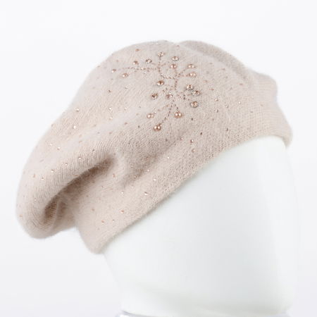 Căciuli - Caciula bej model tricotat cu perle si strasuri fine aplicate, dublata in interior
