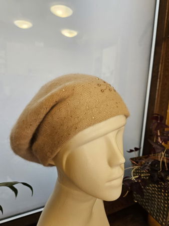 Caciula bej model tricotat cu perle si strasuri fine aplicate, dublata in interior [3]