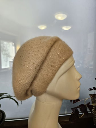 Caciula bej model tricotat cu perle si strasuri fine aplicate, dublata in interior [2]