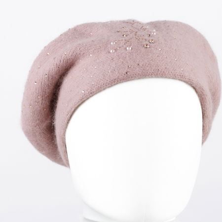 NOUTATI - Caciula roz prafuit  model tricotat cu perle si strasuri fine aplicate, dublata in interior