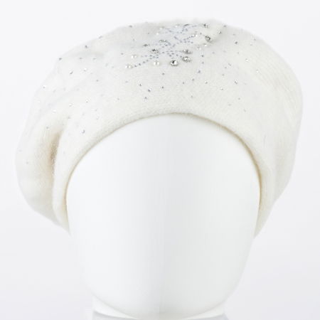 Caciula alba model tricotat cu perle si strasuri fine aplicate, dublata in interior [1]