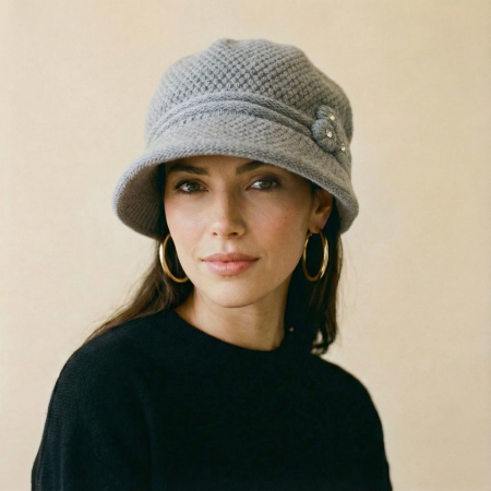 Pălarii de Iarnă - Caciula stil palarie gri deschis cu bor si decoratiune laterala argintie, captusita in interior