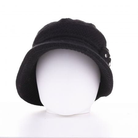 Căciuli - Caciula stil palarie neagra cu bor si decoratiune laterala argintie, captusita in interior