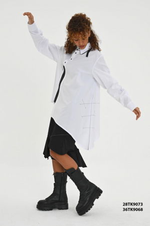 Camasa alba evazata cu colt lateral si fermoare negre, cu cusaturi negre [1]