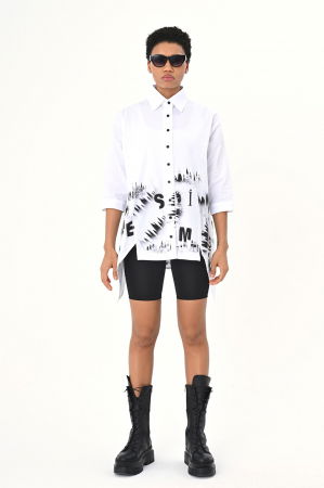 Camasa alba cu colturi laterale, cu imprimeu litere negre [2]