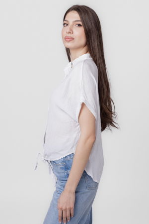 Camasa alba din vascoza creponata, cu guler tunica si nod in fata [1]