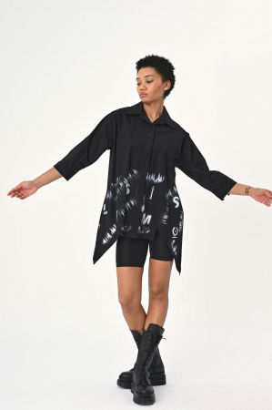 Bluze Casual - Camasa neagra cu colturi laterale, cu imprimeu litere albe