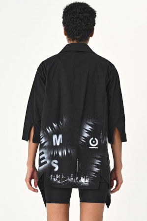 Camasa neagra cu colturi laterale, cu imprimeu litere albe [1]