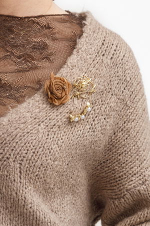 Cardigan dama cu lana si mohair, cu brose decorative – pulover casual chic bej inchis [3]