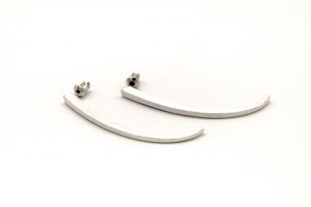 Cercei argintii satinati cu forma de bara curbata [2]