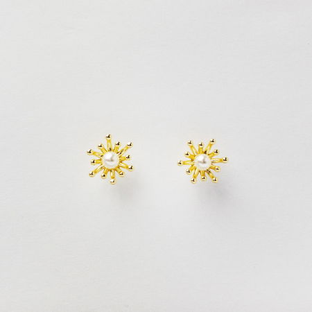 Cercei - Cercei metal inoxidabil placati cu aur, floare miniaturala cu perluta sintetica alba in centru