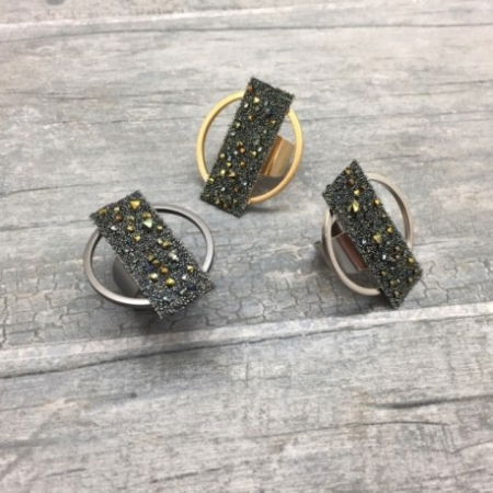 KATERINA VASSOU - Inel Ceres cu forma circulara si dreptunghi cu cristale, din alama placata cu gun metal