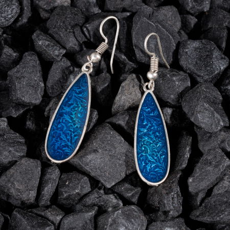 Cercei - Cercei cu forma de picatura din zamac cu o fata gravata si una emailata albastra