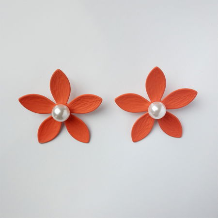 Cercei - Cercei in forma de floare cu cinci petale si perla sintetica alba in mijloc, corai mat