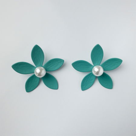 Cercei - Cercei in forma de floare cu cinci petale si perla sintetica alba in mijloc, verde mat