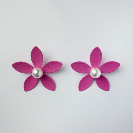 Cercei - Cercei in forma de floare cu cinci petale si perla sintetica alba in mijloc, fucsia mat