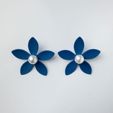 Cercei - Cercei in forma de floare cu cinci petale si perla sintetica alba in mijloc, albastru mat