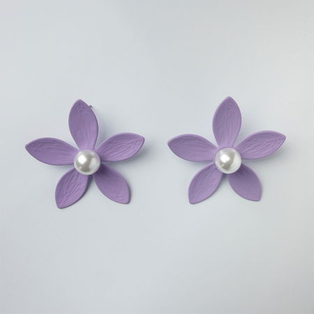 Cercei - Cercei in forma de floare cu cinci petale si perla sintetica alba in mijloc, lila mat