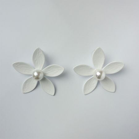 Cercei - Cercei in forma de floare cu cinci petale si perla sintetica alba in mijloc, alb mat