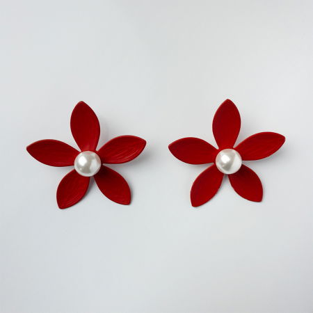 Cercei - Cercei in forma de floare cu cinci petale si perla sintetica alba in mijloc, rosu mat