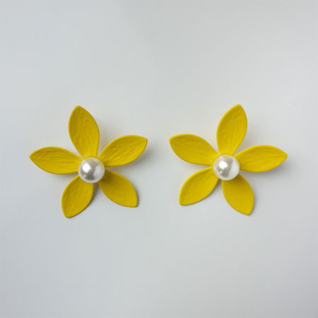 Cercei - Cercei in forma de floare cu cinci petale si perla sintetica alba in mijloc, galben mat