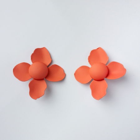 BIJUTERII - Cercei in forma de floare cu patru petale, corai mat