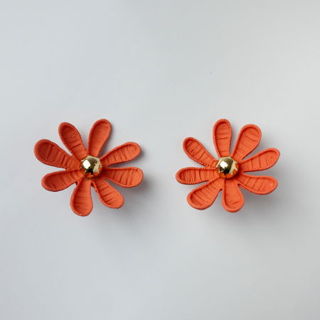 Cercei - Cercei in forma de floare cu multe petale, corai mat