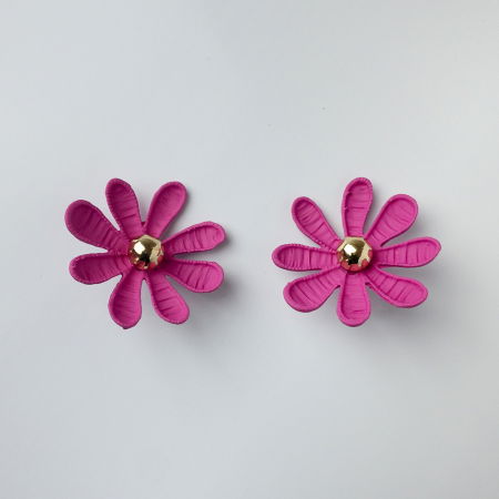 Cercei - Cercei in forma de floare cu multe petale, fucsia mat