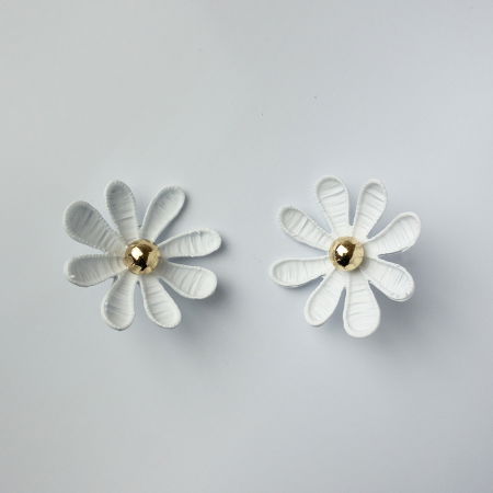 Cercei - Cercei in forma de floare cu multe petale, alb mat
