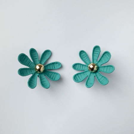 Cercei - Cercei in forma de floare cu multe petale, verde mat