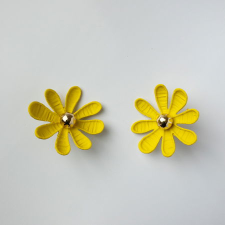 Cercei - Cercei in forma de floare cu multe petale, galben mat