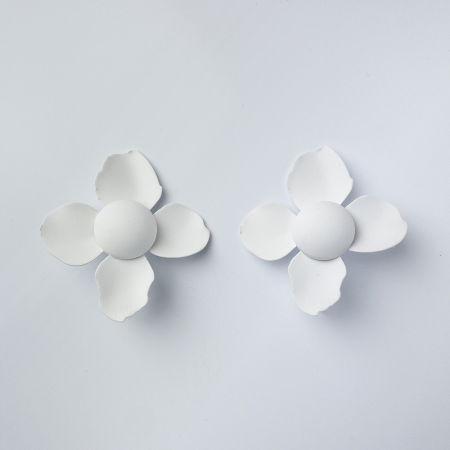Cercei - Cercei in forma de floare cu patru petale alb mat