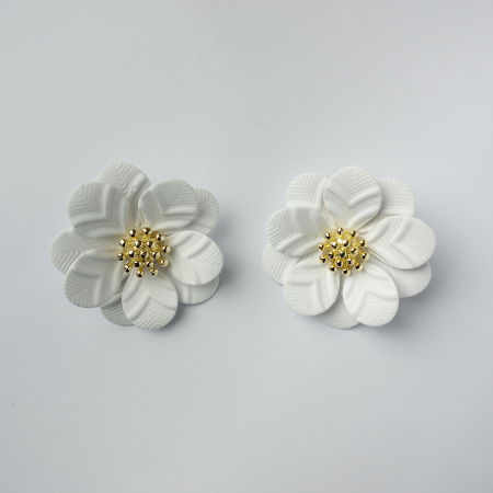 Cercei - Cercei in forma de floare cu petale duble si auriu in mijloc, alb